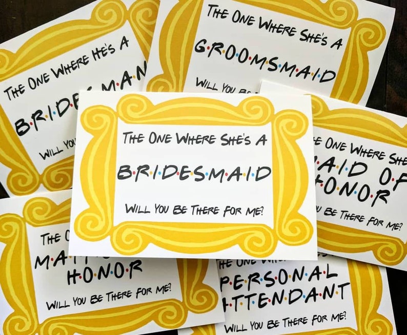 Puede incluir: Un conjunto de nueve tarjetas con un marco amarillo y el texto "The One Where She's A" seguido de una palabra como "Bridesmaid", "Maid of Honor" o "Personal Attendant".