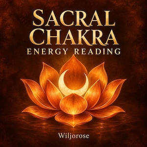 Puede incluir: Un gráfico digital que presenta una flor de loto de color naranja vibrante con una luna creciente blanca brillante en su centro. El texto SACRAL CHAKRA ENERGY READING aparece en letras doradas sobre la flor y el nombre Wiljorose está impreso debajo.