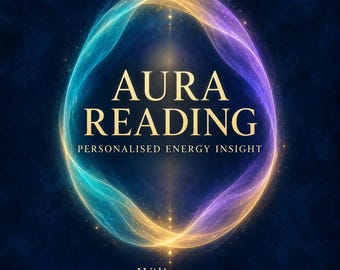 Peut inclure: Un graphique numérique avec le texte AURA READING et PERSONALISED ENERGY INSIGHT en lettres dorées. Le texte est centré dans un cadre ovale de lumière tourbillonnante bleue, violette et dorée sur un fond bleu foncé. Wiljorose est en bas.