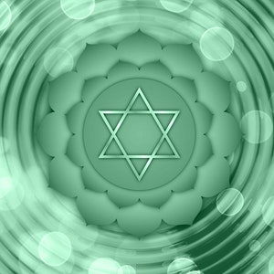 K&ouml;nnte beinhalten: Ein gr&uuml;ner und silberner sechszackiger Stern, bekannt als Hexagramm, befindet sich in der Mitte einer gr&uuml;nen Lotusblume vor einem wirbelnden gr&uuml;nen Hintergrund. Das Bild ist eine Darstellung des Herzchakras, des vierten Chakras im System der sieben Chakren.