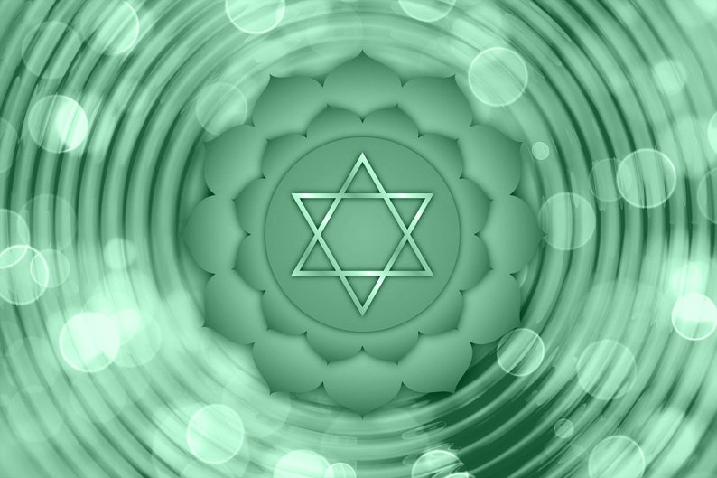 K&ouml;nnte beinhalten: Ein gr&uuml;ner und silberner sechszackiger Stern, bekannt als Hexagramm, befindet sich in der Mitte einer gr&uuml;nen Lotusblume vor einem wirbelnden gr&uuml;nen Hintergrund. Das Bild ist eine Darstellung des Herzchakras, des vierten Chakras im System der sieben Chakren.