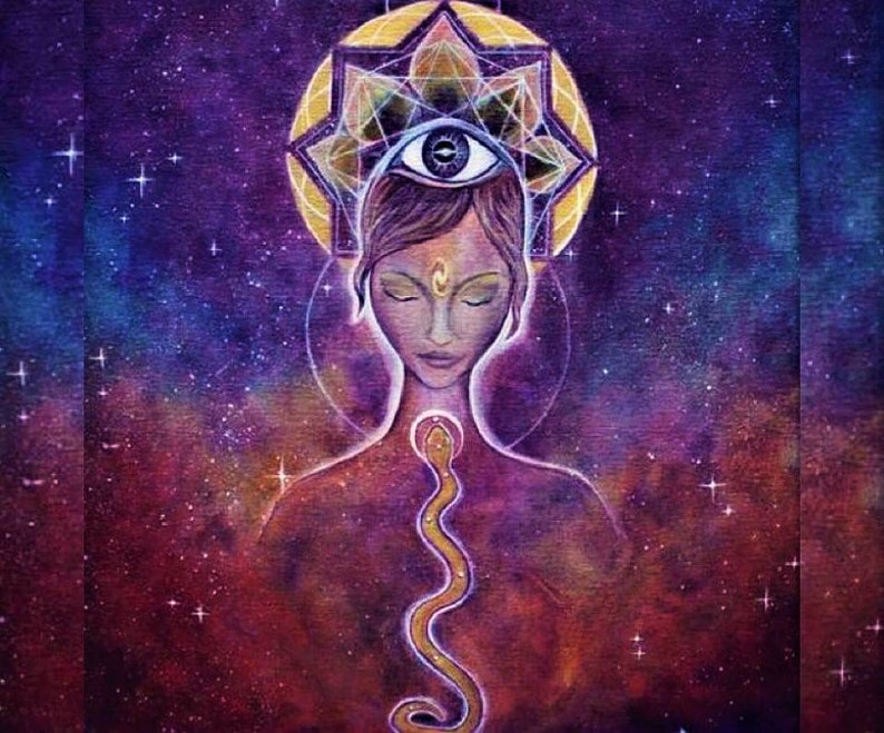 K&ouml;nnte beinhalten: Ein Gem&auml;lde einer Frau mit einem dritten Auge und einer Schlange, die aus ihrer Brust aufsteigt. Die Frau ist von einer violetten und blauen Galaxie mit Sternen umgeben. Das dritte Auge ist von einer goldenen geometrischen Form umgeben.