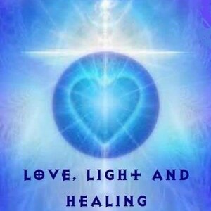 K&ouml;nnte beinhalten: Ein abstraktes Bild in Blau- und Wei&szlig;t&ouml;nen mit einer Herzform in der Mitte. Der Text "LOVE, LIGHT+ AND HEALING" befindet sich am unteren Rand des Bildes.