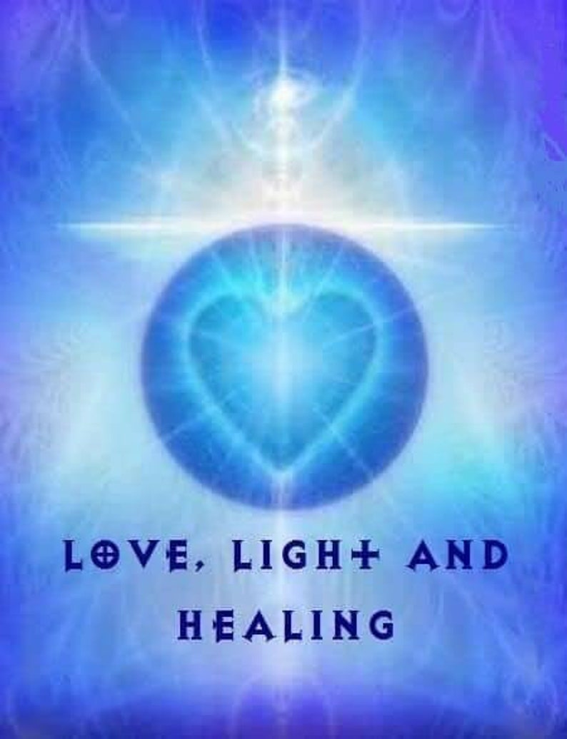 K&ouml;nnte beinhalten: Ein abstraktes Bild in Blau- und Wei&szlig;t&ouml;nen mit einer Herzform in der Mitte. Der Text "LOVE, LIGHT+ AND HEALING" befindet sich am unteren Rand des Bildes.