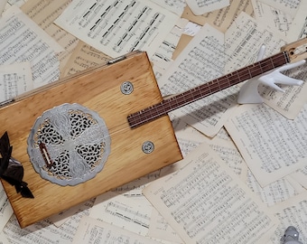 RÉDUIT!!! Rencontrez « Caydence ». Guitare boîte à 3 cordes fabriquée à partir d’une vieille boîte d’argenterie.