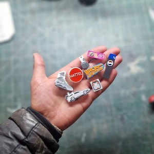 Logo di Ritorno al Futuro - DeLorean - Scarpa AirMag - Ciondolo per scarpa Croc Hoverboard - Stampato in 3D - Design personalizzato - BTTF - Plastica