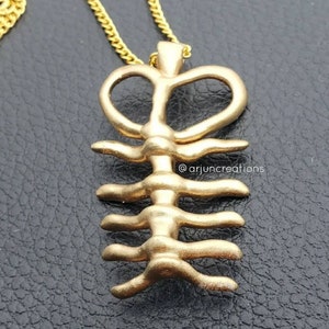 Collana Mikaela Danso Bone - Charmed Reboot TV Show - Stampata in 3D - Halliwell Collection - Replica Prop - Resina - Oro