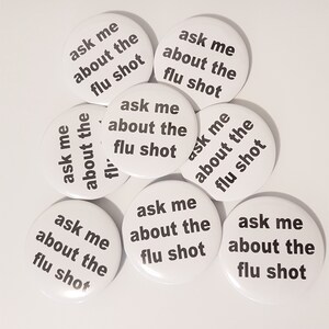 Pu&ograve; includere: Otto bottoni rotondi bianchi con testo nero che dice "ask me about the flu shot".