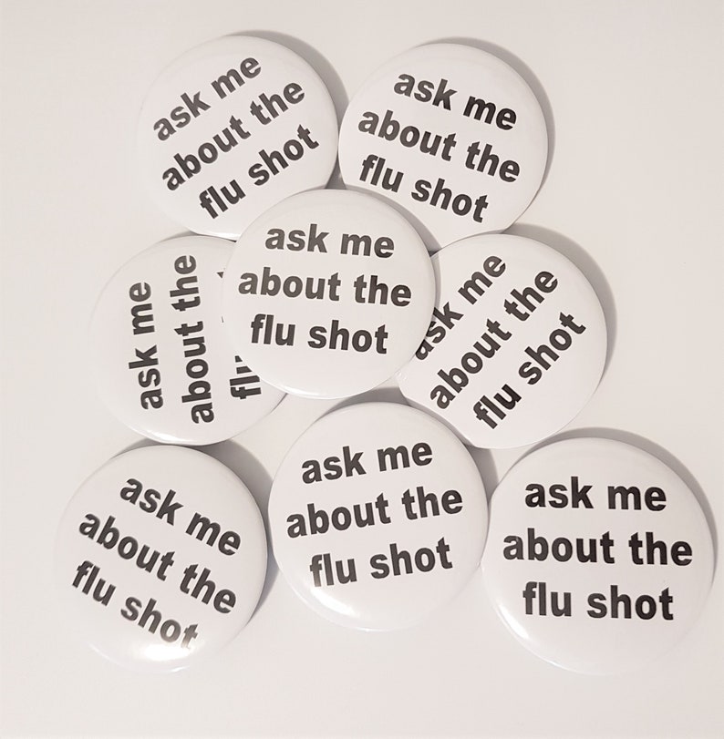 Pu&ograve; includere: Otto bottoni rotondi bianchi con testo nero che dice "ask me about the flu shot".