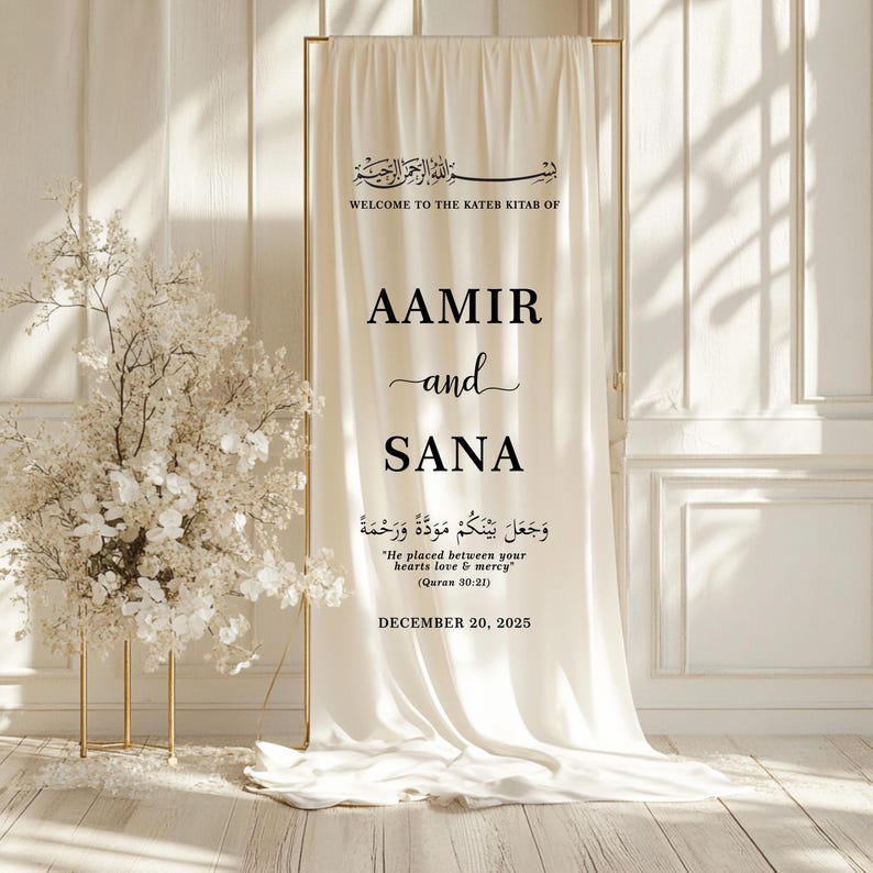 Peut inclure: Un panneau de mariage cr&egrave;me avec un cadre dor&eacute;. Le panneau affiche les noms "AAMIR et SANA" en &eacute;criture noire, ainsi que du texte arabe et la date "DECEMBRE 20, 2025". Un arrangement floral est &agrave; gauche.