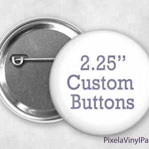 Peut inclure: Un bouton blanc avec un dos argenté, comportant le texte "2.25" Boutons personnalisés" en violet foncé. Le texte "PixelaVinylPaper" est imprimé en noir au bas du bouton.