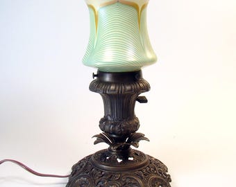 Lámpara decorativa de vidrio con plumas tiradas - década de 1920