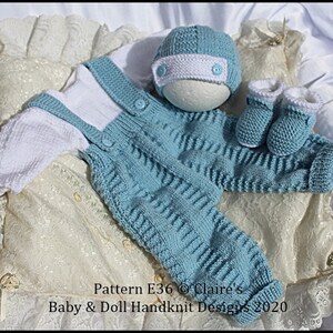 Puede incluir: Un conjunto de punto para bebé en azul y blanco. El conjunto incluye un gorro, un mono y botines. El gorro tiene un borde blanco y un botón azul. El mono tiene un babero blanco y tirantes azules. Los botines son azules con ribetes blancos.
