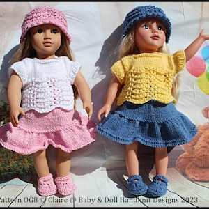 Könnte beinhalten: Zwei Puppen in handgestrickten Outfits. Eine Puppe trägt einen rosa Hut, ein weißes Oberteil, einen rosa Rock und passende Schuhe. Die andere Puppe trägt einen blauen Hut, ein gelbes Oberteil, einen blauen Rock und passende Schuhe. Ein Teddybär und Luftballons sind im Hintergrund.