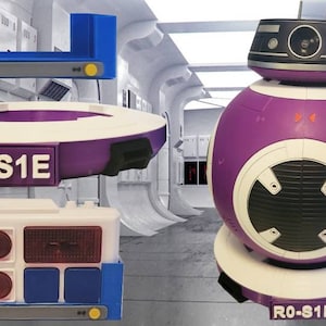 Könnte beinhalten: Ein lila und weißer Roboter mit einer schwarzen Kuppel und einem weißen Sockel. Der Roboter hat ein Etikett mit der Aufschrift "R0-S1E".