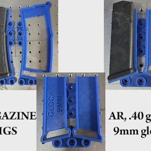 Puede incluir: Un surtido de plantillas de revistas negras y azules. Las plantillas son azules y están diseñadas para sujetar revistas. El texto de la imagen dice "MAGAZINE JIGS" y "AR, .40 glock 9mm glock".