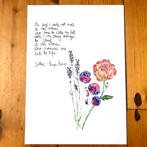 Peut inclure: Impression sur papier blanc avec un poème manuscrit et des illustrations florales. L'œuvre comprend une rose, de la lavande et d'autres fleurs roses, violettes et vertes. Le texte dit "On days I could not move...Sisters - Rupi Kaur."