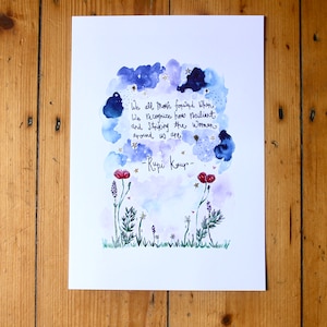 Peut inclure: Une impression aquarelle avec une citation de Rupi Kaur : « Nous avançons tous lorsque nous reconnaissons à quel point les femmes qui nous entourent sont résilientes et remarquables. » La citation est entourée de nuages d'aquarelle bleus et violets avec des étoiles dorées. Il y a des coquelicots rouges et d'autres fleurs au bas de l'impression.