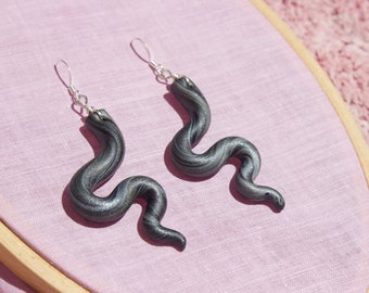 squiggle earrings ~ metallic black ~