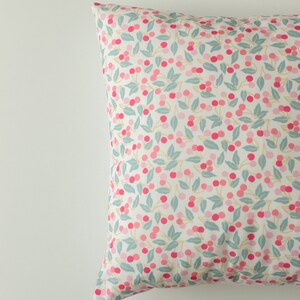 Coussin cerise Liberty of London image 2