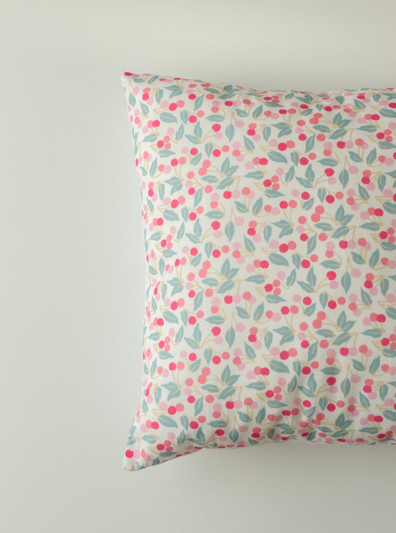 Coussin cerise Liberty of London image 2