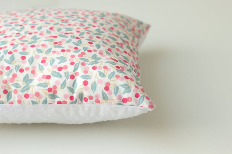 Coussin cerise Liberty of London image 1