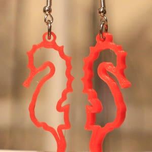 3D Printed unique Seahorse Earrings imagem 3