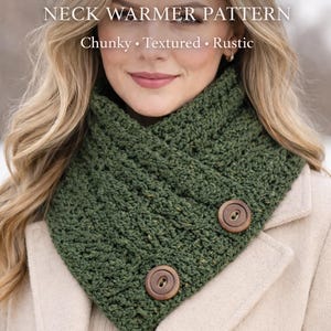 Op de afbeelding: Een groen kabelgehaakt nekwarmerpatroon met een dik, getextureerd en rustiek ontwerp. De nekwarmer is vastgemaakt met twee grote houten knopen. Tekst op de afbeelding luidt "Cable Crochet Neck Warmer Pattern" en "CreateByHands".