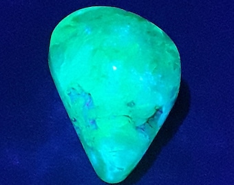 8gr. Edelstein HYALIT OPAL Freie Form Fluoreszierend.  Zacatecas, Mexiko.