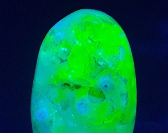 4gr. Gemmy HYALITE OPAL Cabochon Fluorescent.  Zacatecas, Mexico