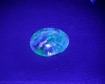 4 Kt. Gemmy Cabochon Hyalite Opal Fluorescent. Zacatecas, Mexiko