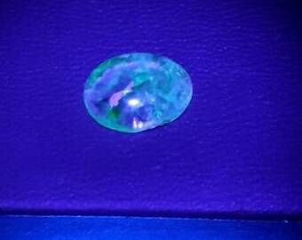 8 Jh. Gemmy Cabochon Hyalite Opal Fluoreszierend.  Zacatecas, Mexiko