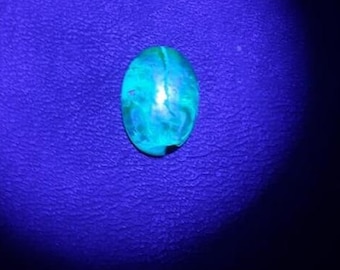 4 Kt. Gemmy Cabochon Hyalite Opal Fluorescent. Zacatecas, Mexiko