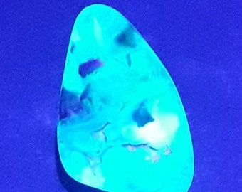 5g. Edelstein HYALIT OPAL Freie Form Fluoreszierend.  Zacatecas, Mexiko.
