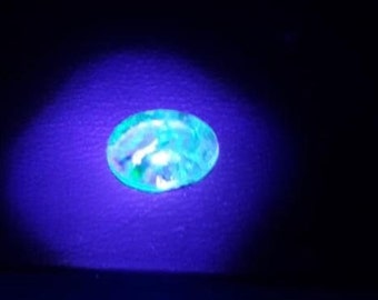 2 Kt. Gemmy Cabochon Hyalite Opal Fluorescent. Zacatecas, Mexiko