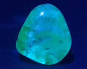 5g. Edelstein HYALIT OPAL Freie Form Fluoreszierend.  Zacatecas, Mexiko.