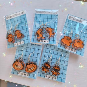 太ったオレンジ色の猫のアクリルイヤリング