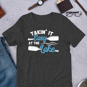 Camiseta Summertime Lake Camiseta Takin It Easy at Lake Boating Tee