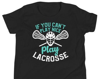 Puede incluir: Camiseta negra para jóvenes con texto blanco que dice "Si no puedes jugar bien, juega al lacrosse". El texto está rodeado por un palo de lacrosse y un casco de lacrosse.