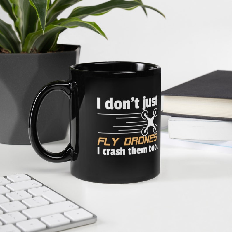 Taza con drones No solo vuele drones, los estrello demasiado taza divertida imagen 2