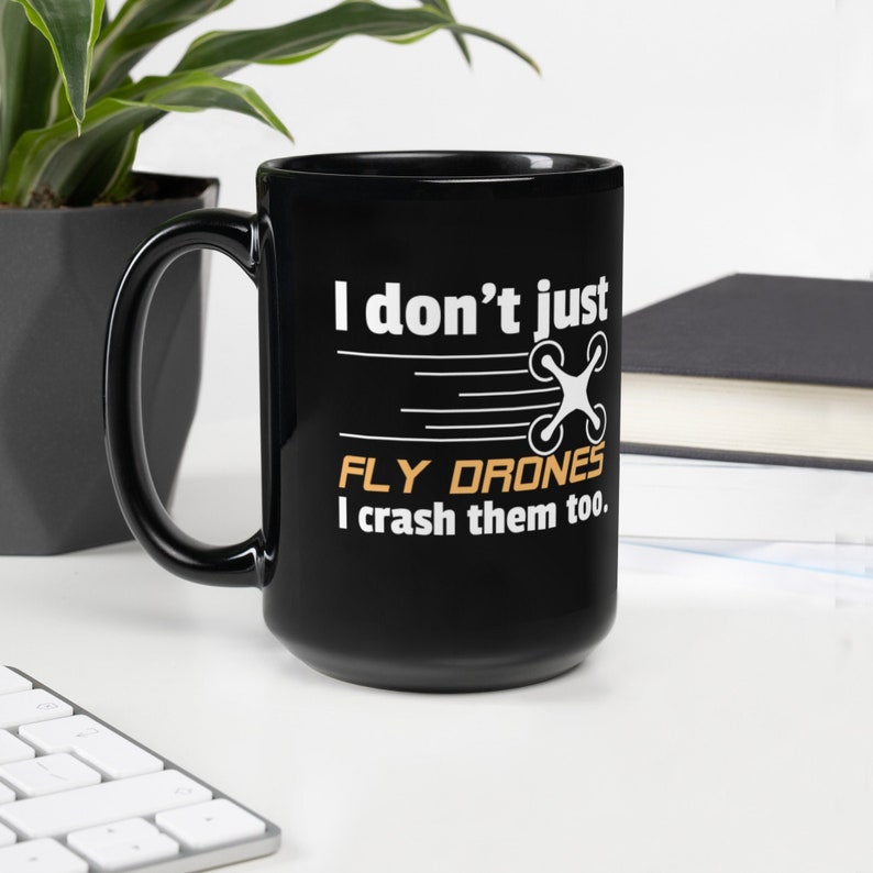 Taza con drones No solo vuele drones, los estrello demasiado taza divertida imagen 1