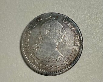 1774 Mo FM Moneda de plata mexicana colonial española de medio real 1/2 real Carlos III con escudo de armas y corona, ideal como artículo de colección.