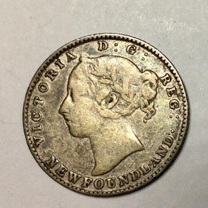 Op de afbeelding: Zilveren munt met een portret van koningin Victoria op de voorzijde. De munt is gegraveerd met "VICTORIA D:G: REG: NEWFOUNDLAND".