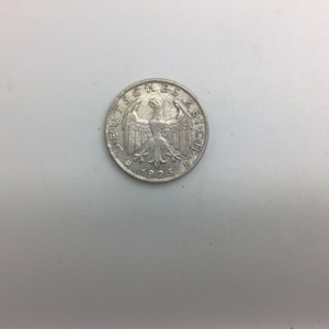 Könnte beinhalten: Eine deutsche Reichs-Silbermünze mit einem Adler und dem Jahr 1925.