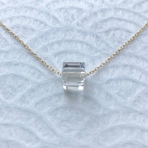 Collier JACINDA - Cube de cristaux Swarovski 8 mm sur chaîne plaquée or