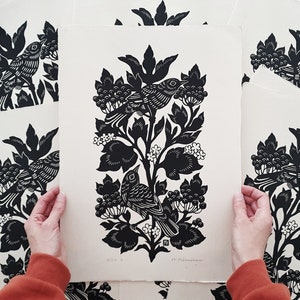 Gravura em linóleo Kalyna, preta – gravura artística artesanal de edição limitada com rouxinóis e flores de viburno, inspirada no folclore ucraniano.