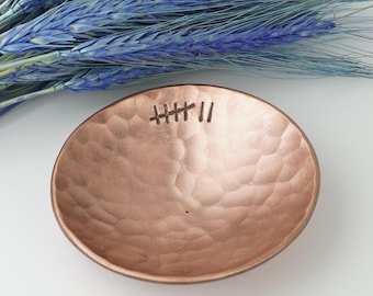 Anneau plat en cuivre avec texture martelée • Cadeau d'anniversaire de 7 ans • Personnalisé • Marques de pointage • Bol en cuivre fait main • Très petit