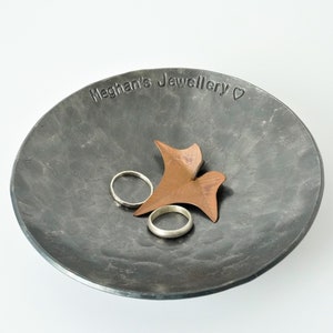 Eisen Schmuckschale • Handgemachte Ringschale • Personalisiertes Jubiläumsgeschenk • Gehämmerte Metallschale • 6 Jahre Jahrestag Geschenk • Mittlere Größe 13 cm