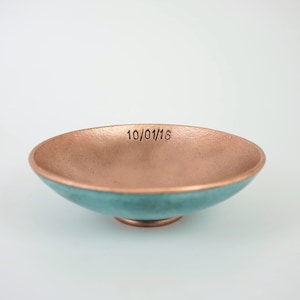 Piccolo portagioie in rame con patina verde - Portagioie personalizzato - Opzione data anniversario incisa a mano - Ciotola in rame fatta a mano da 10,9 cm