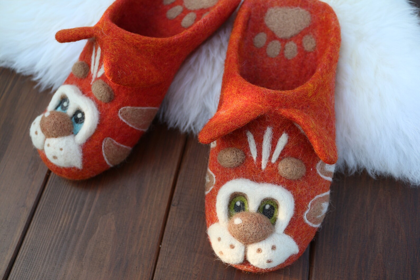 Felted slippers for women. Red cats. Cozy slippers. For Etsy